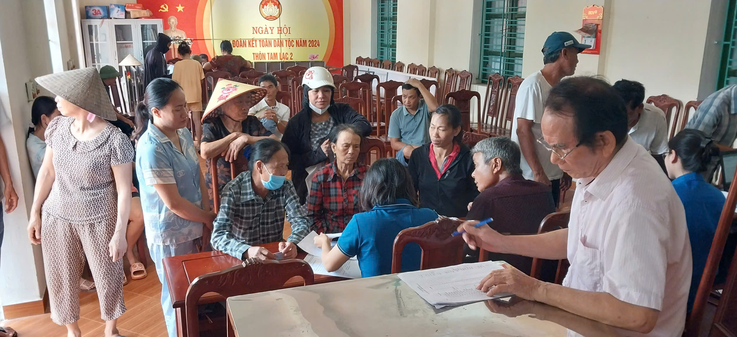 Phường Trần Lãm: Tặng quà người dân nhân dịp kỷ niệm 80 năm Cách mạng Tháng Tám và Quốc 2/9