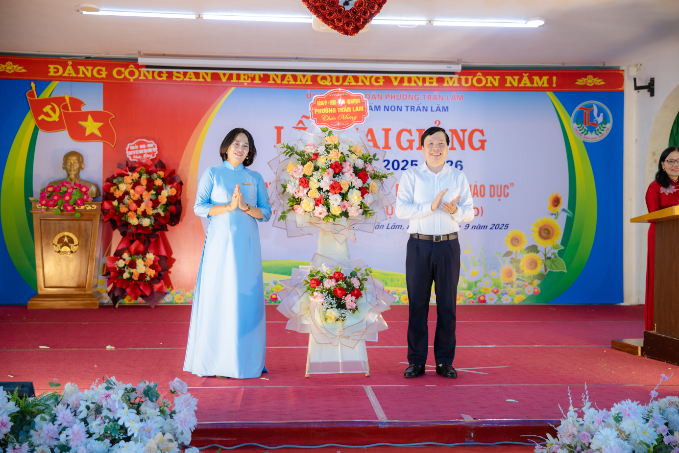 Các đồng chí lãnh đạo phường Trần Lãm chúc mừng khai giảng năm học 2025 - 2026.