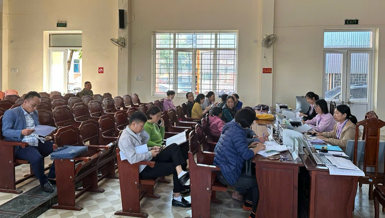 Phòng giao dịch NHCSXH Thái Bình thực hiện giao dịch tại điểm phường Trần Lãm, đánh giá kết quả hoạt động tín dụng chính sách xã hội trên địa bàn phường