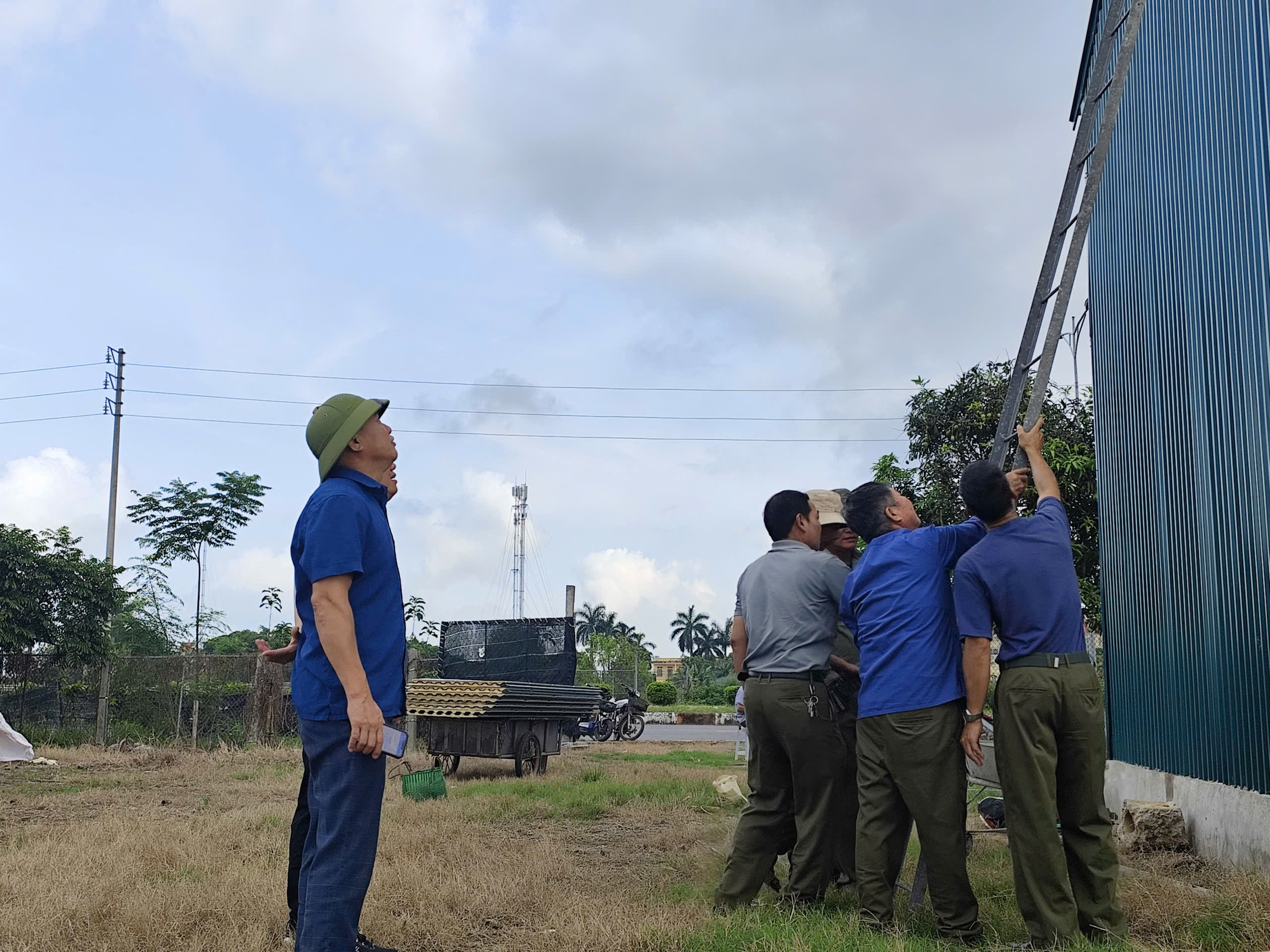 Trần Lãm tập trung hỗ trợ người dân tháo dỡ công trình vi phạm trên đất nông nghiệp tại tổ dân phố Nam Hùng