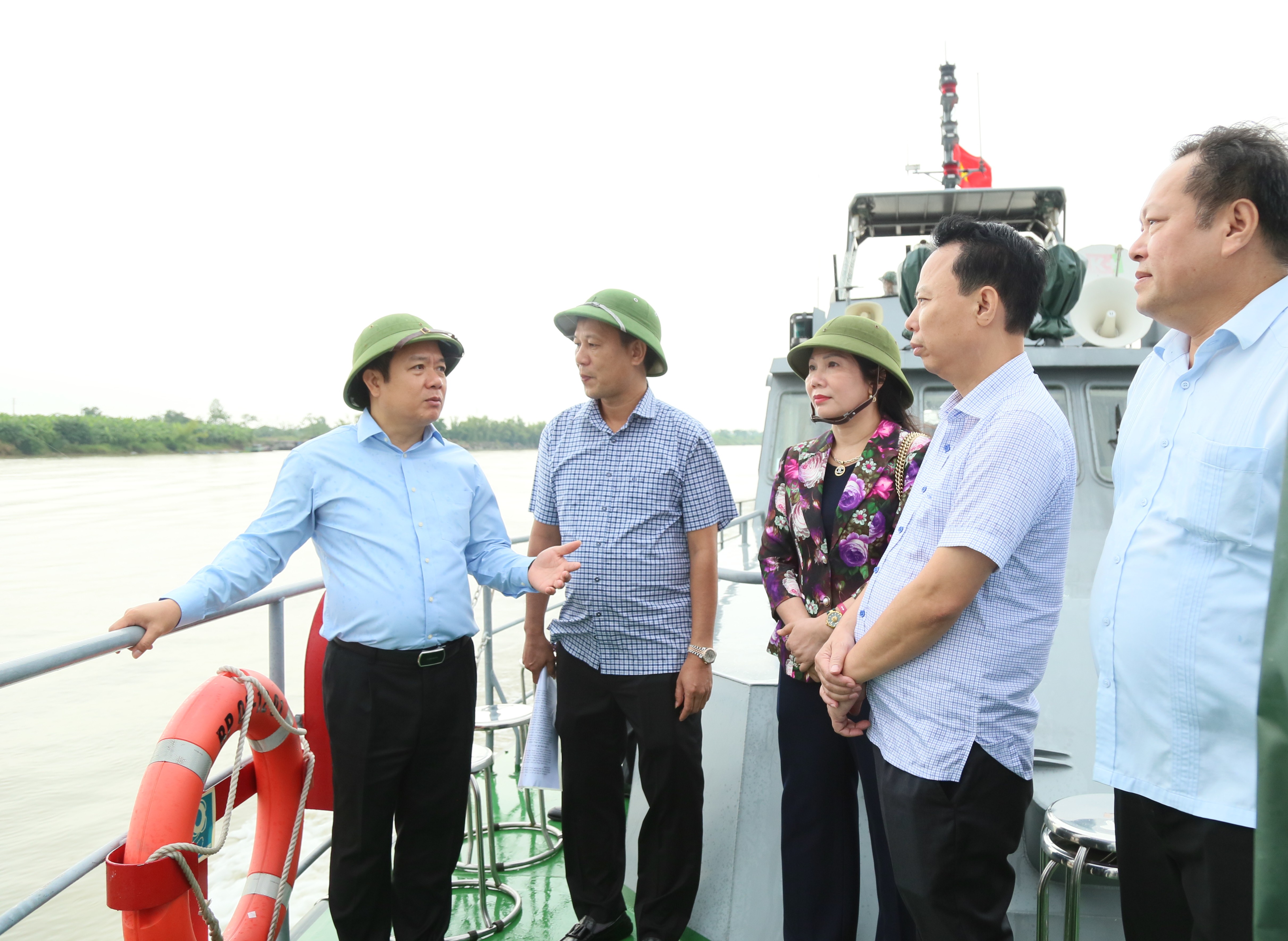 Các đồng chí lãnh đạo tỉnh khảo sát, kiểm tra công tác phòng, chống thiên tai dọc tuyến sông Hồng và định hướng phát triển kinh tế biển