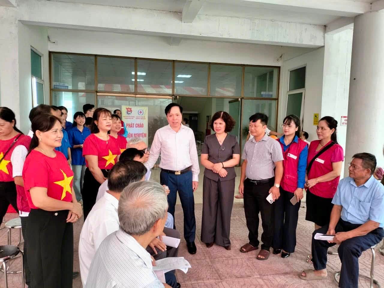 Ấm áp nghĩa tình ngày đầu khám sức khỏe định kỳ cho người có công
