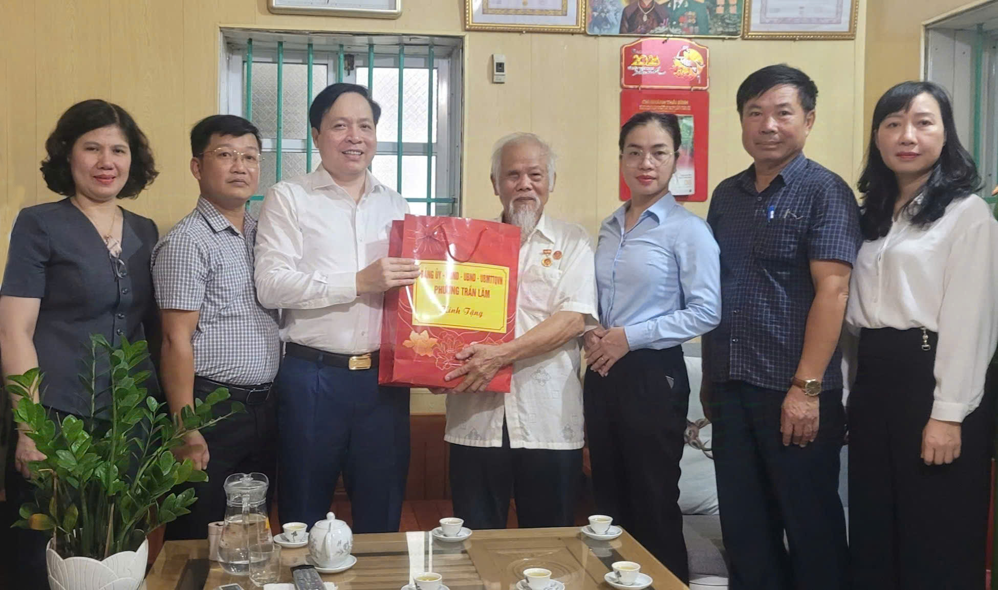 Phường Trần Lãm thăm, tặng quà người có công nhân kỷ niệm 79 năm Ngày Thương binh - Liệt sĩ