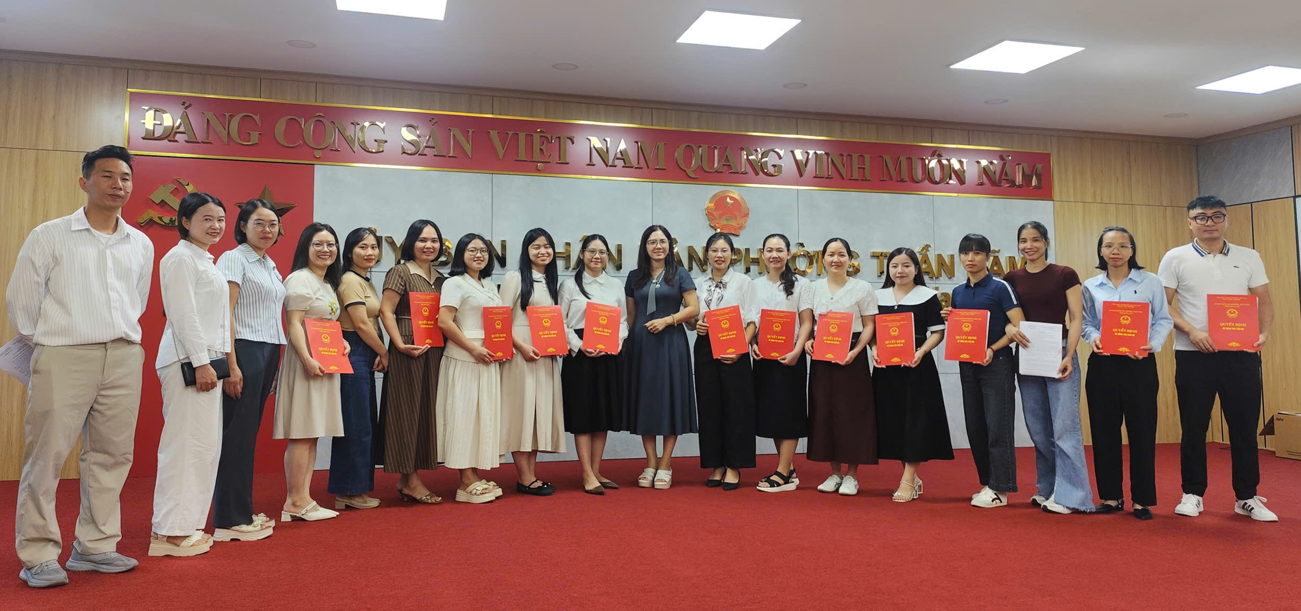 UBND phường Trần Lãm trao quyết định và phân công viên chức giáo dục về công tác tại các cơ sở giáo dục phường Trần Lãm.