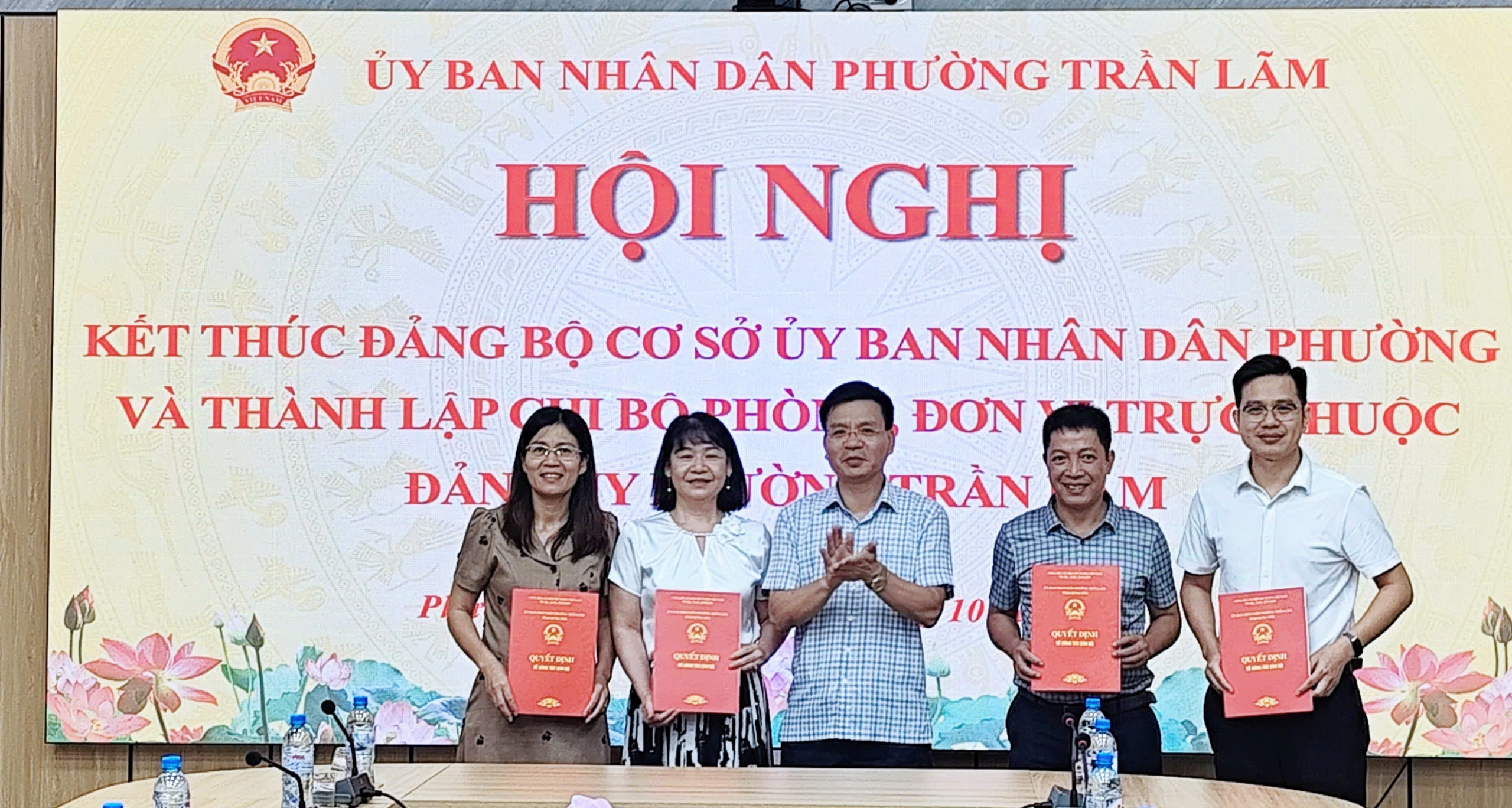PHƯỜNG TRẦN LÃM: TỔ CHỨC HỘI NGHỊ CÔNG BỐ QUYẾT ĐỊNH KẾT THÚC ĐẢNG BỘ CƠ SỞ UBND PHƯỜNG VÀ THÀNH LẬP CÁC CHI BỘ TRỰC THUỘC
